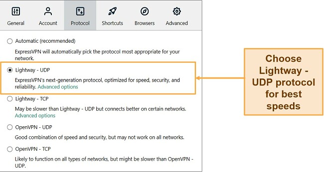 Zrzut ekranu interfejsu ExpressVPN pokazujący wybrany protokół Lightway - UDP