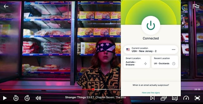 Screenshot der Chrome-Browsererweiterung von ExpressVPN, die mit Netflix US arbeitet und die Serie Stranger Things abspielt