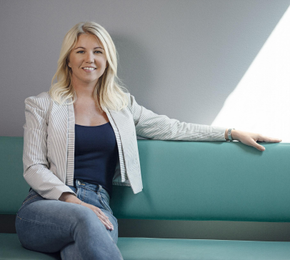 Screenshot of Elina Berglund sitting on a sofa.