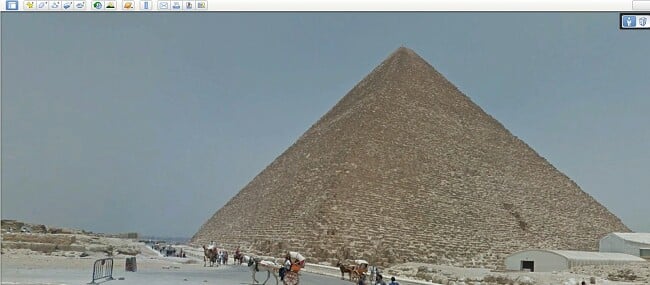 Widok piramid na ulicy w Google Earth Pro