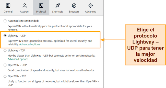 Captura de pantalla de la interfaz ExpressVPN que muestra Lightway: protocolo UDP seleccionado