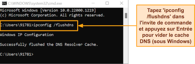 Capture d'écran de l'invite de commande exécutant la commande pour effacer le cache DNS