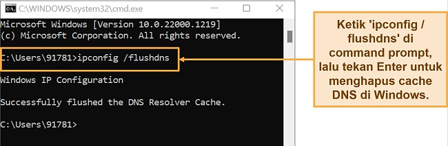 Cuplikan layar command prompt menjalankan perintah untuk menghapus cache DNS