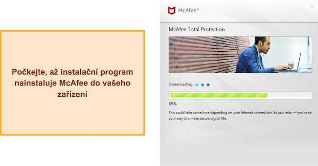 Snímek obrazovky s probíhající instalací McAfee