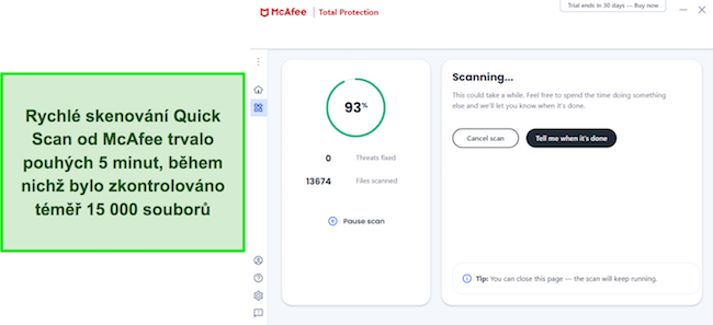 Snímek obrazovky zobrazující McAfee, jak běží Quick Scan