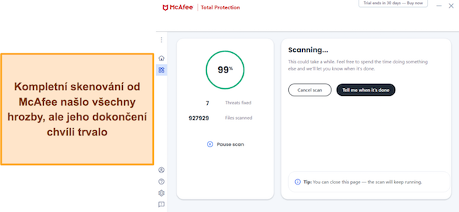 Snímek obrazovky ukazující, jak McAfee spouští úplné skenování