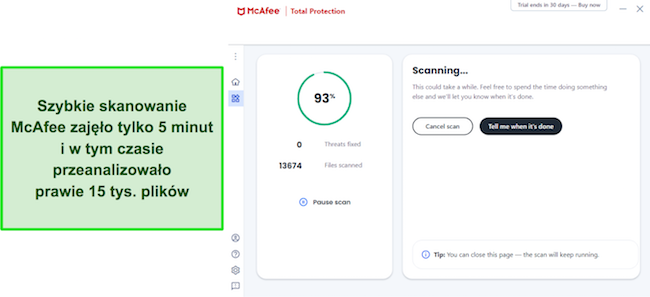 Zrzut ekranu przedstawiający program McAfee uruchamiający szybkie skanowanie