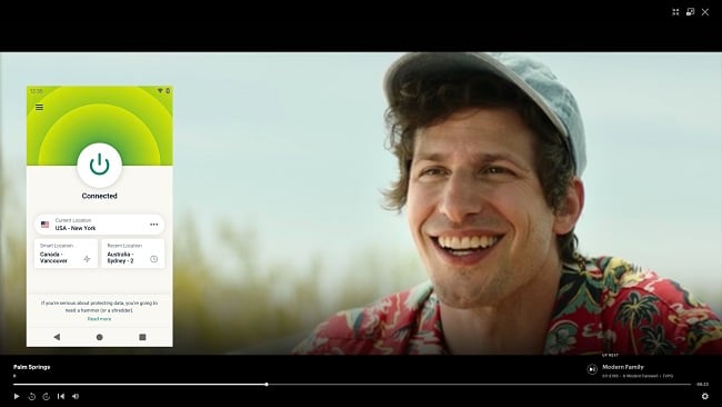 Zrzut ekranu z Private Internet Access łączący się z serwerem w USA i odblokowujący program Palm Springs na Hulu