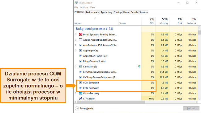 Zrzut ekranu Menedżera zadań Windows z podświetlonymi 2 procesami COM Surrogate.
