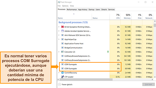 Captura de pantalla del administrador de tareas de Windows con 2 procesos COM Surrogate resaltados.