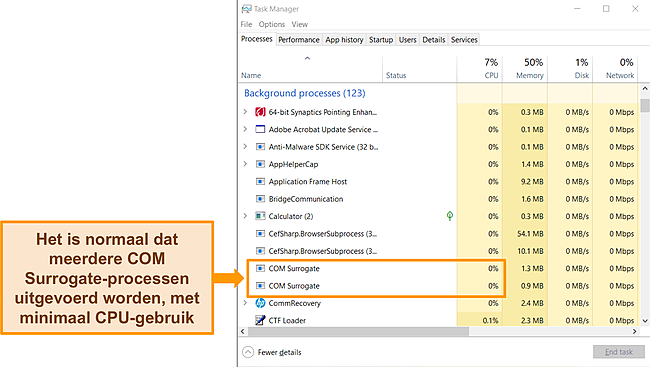 Screenshot van Windows Taakbeheer met 2 COM-surrogaatprocessen gemarkeerd.