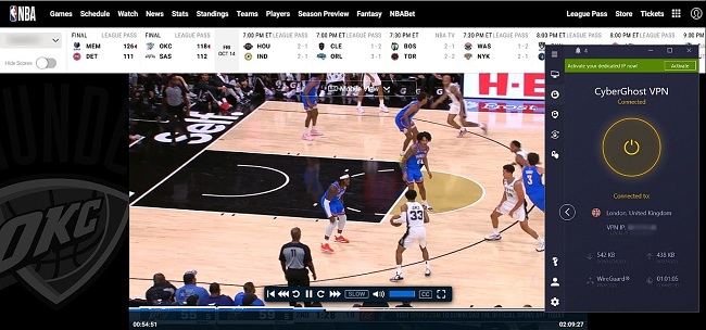 Screenshot van NBA-game die wordt gespeeld met het International League Pass-abonnement, met CyberGhost verbonden met een Britse server
