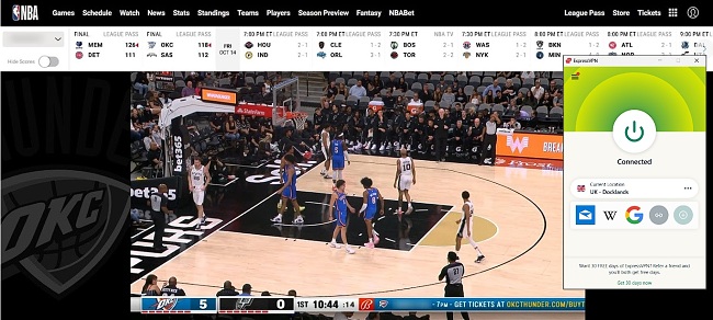 Screenshot van NBA-gameplay met het International League Pass-abonnement, met ExpressVPN verbonden met een Britse server.