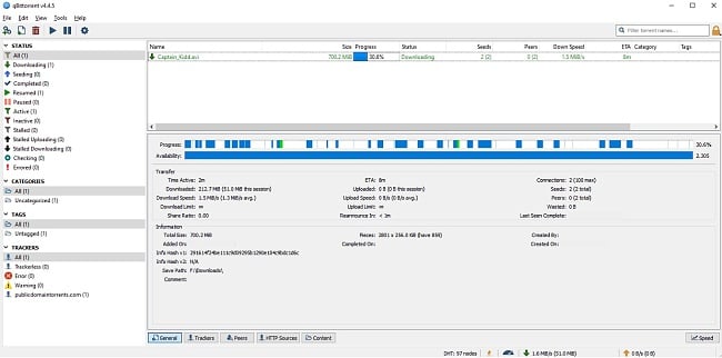 Captură de ecran cu qBittorrent care arată o descărcare în curs